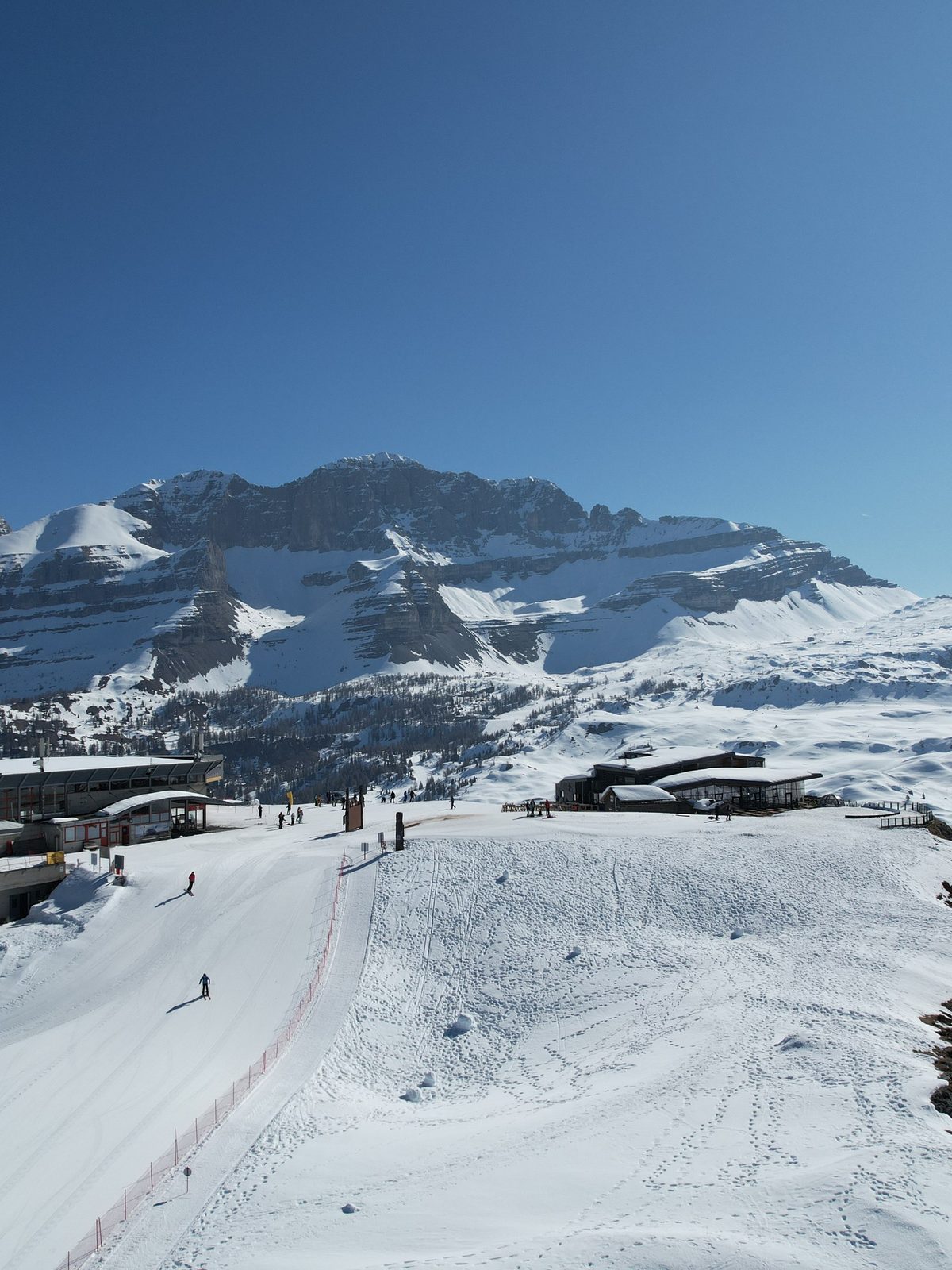 Panorama tras i stacji narciarskiej Skirama Dolomiti z lotu ptaka