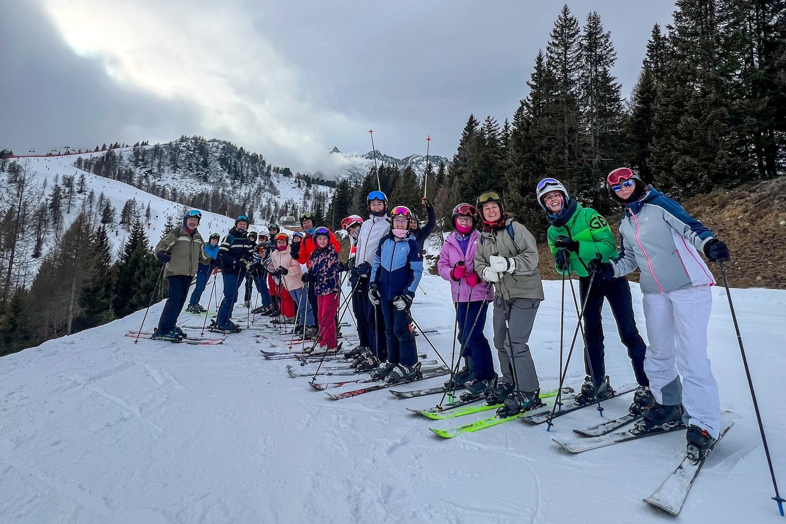 Grupa kursantow SkiSail.Co ustawiona na stoku