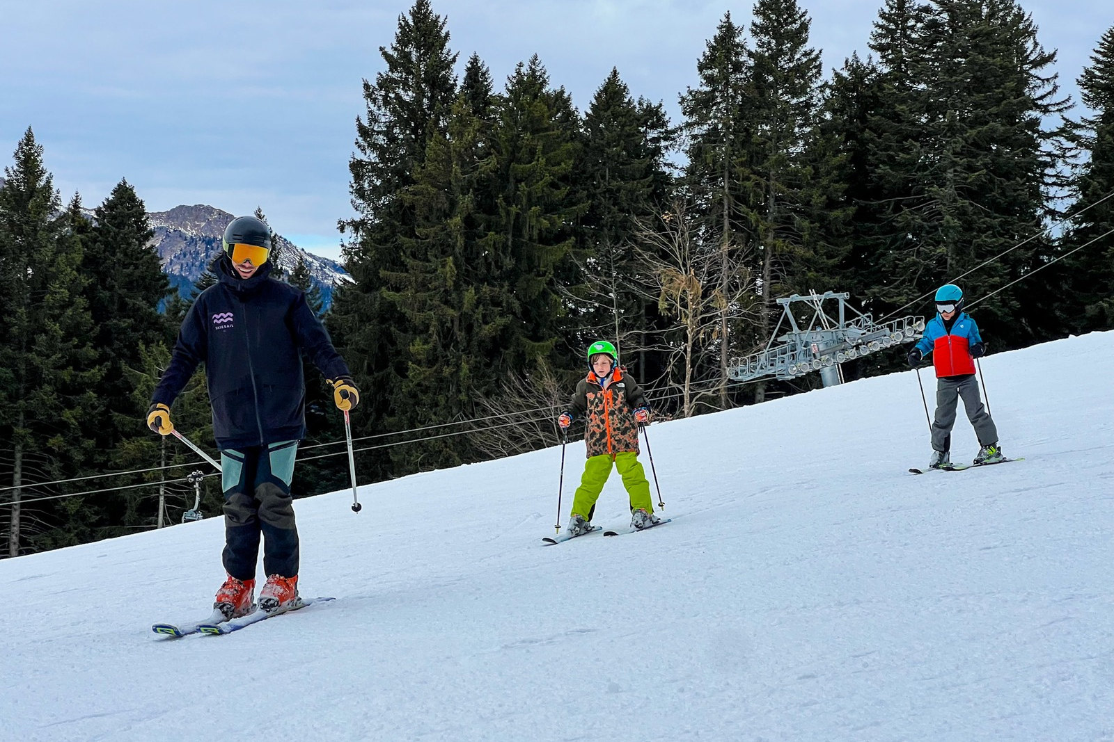 Instruktor SkiSail.Co z dziecmi podczas zajec na nartach