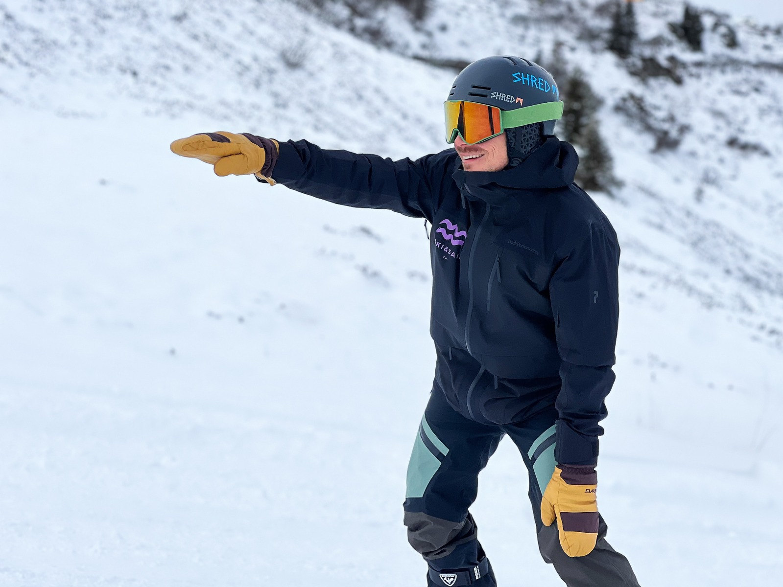 Instruktor SkiSail.Co pokazuje kursantowi linie zjazdu